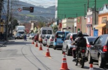 Alteração no trânsito registra grande movimento na Cabo Diogo Oliver