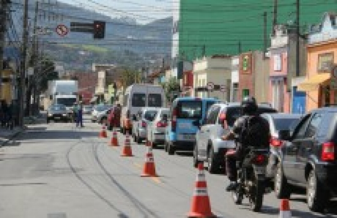 Alteração no trânsito registra grande movimento na Cabo Diogo Oliver