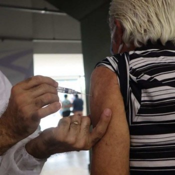 Campanha vacina 1.559 pessoas de 75 e 76 anos
