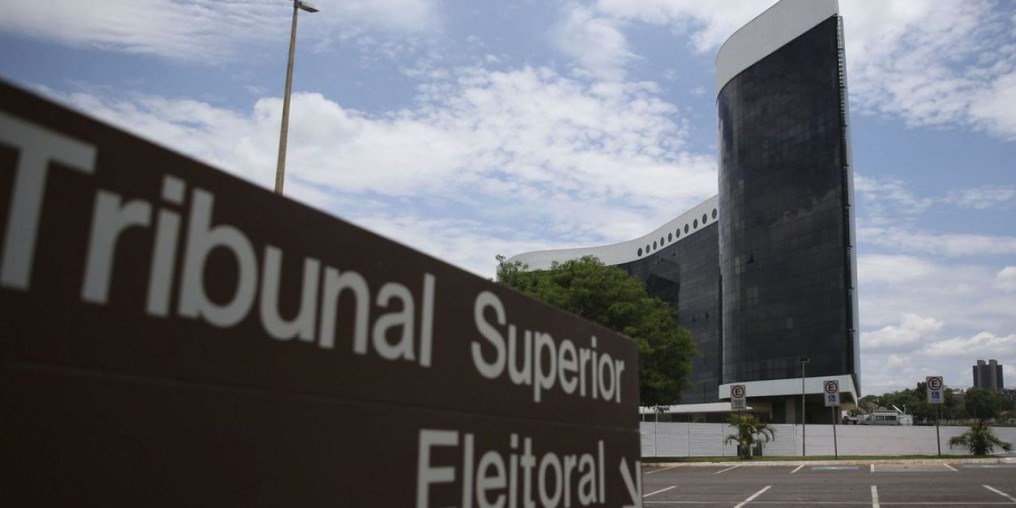 TSE mantém multa a Bolsonaro após reunião de campanha com embaixadores