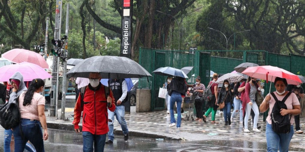 Chuva em São Paulo causa alagamento e coloca parte da cidade em alerta