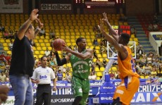 De Verde, Mogi vence no fim pelo NBB