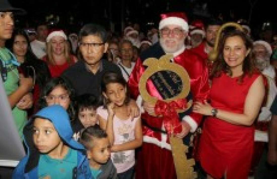 Itaquá entra no clima natalino com a "Casa do Papai Noel"
