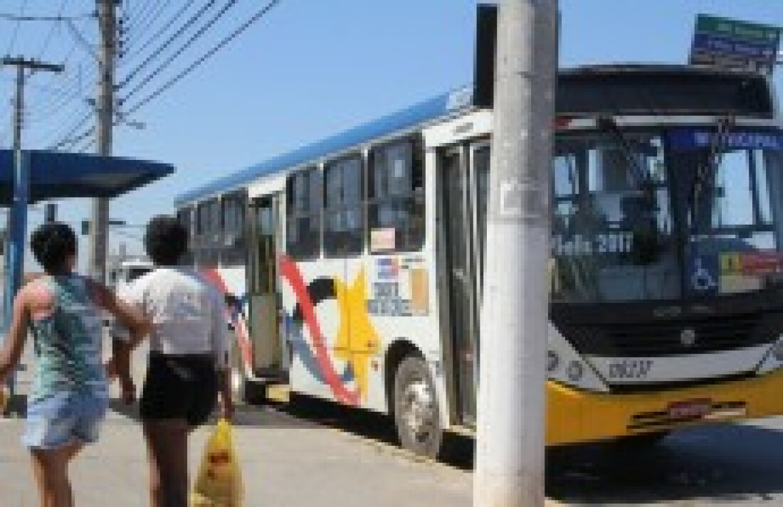 Ônibus quebrado causa transtornos a passageiros: