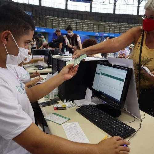 Vacinação segue hoje com idosos de 75 e 76 anos