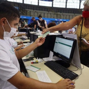 Vacinação segue hoje com idosos de 75 e 76 anos