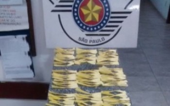 Dupla detida com drogas tenta subornar policiais