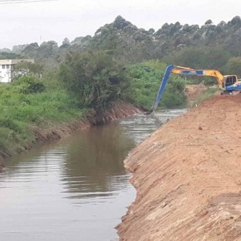 Desassoreamento ocorre em três bairros de Suzano