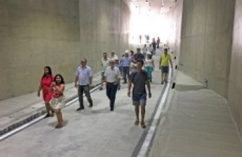 Comerciantes e moradores visitam túnel que será inaugurado amanhã
