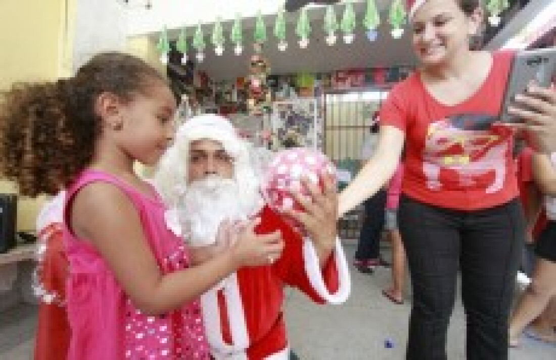 Grupo realiza ação social em escola