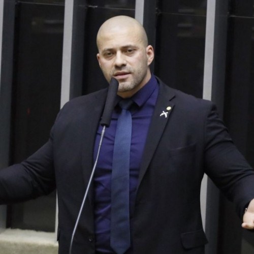 Deputado Daniel Silveira segue para prisão domiciliar