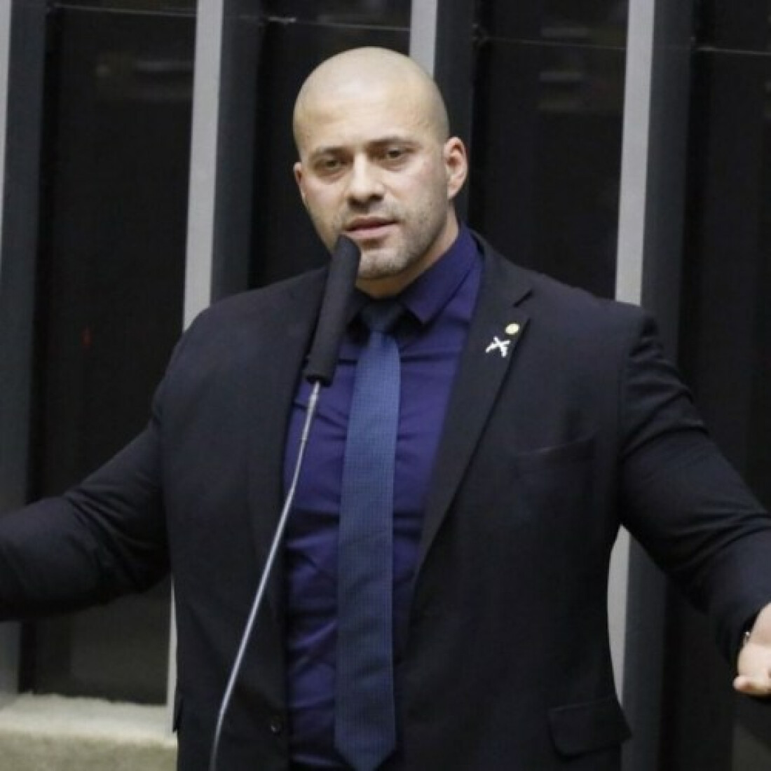 Deputado Daniel Silveira segue para prisão domiciliar