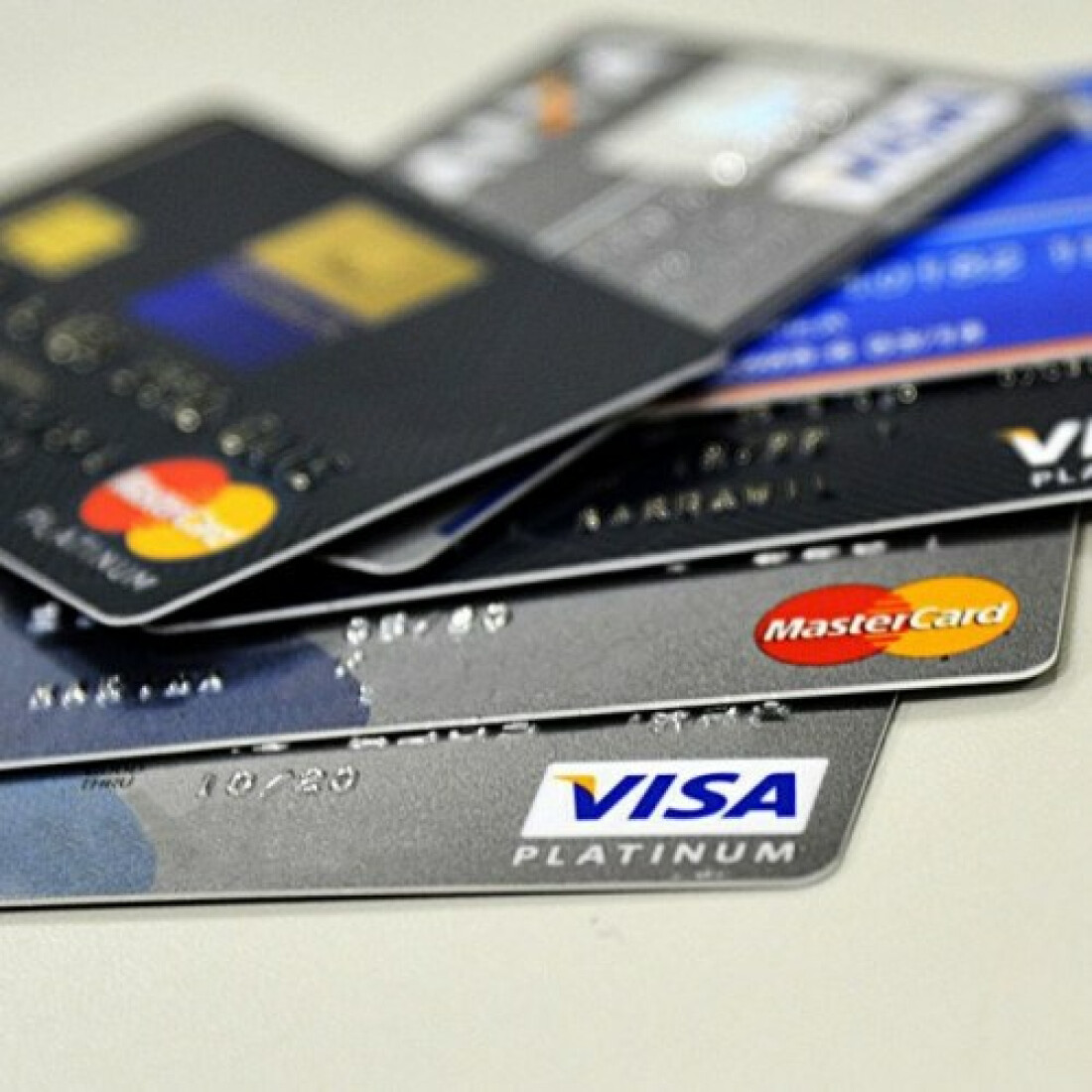Juros anuais do cartão de crédito chegam a até 875%