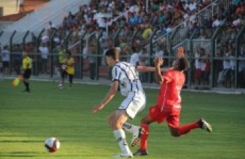Há um ano, o futebol perdia a sua maior graça: o torcedor