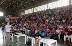 Mamoru participa de sorteio das chaves de apartamentos