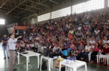 Mamoru participa de sorteio das chaves de apartamentos