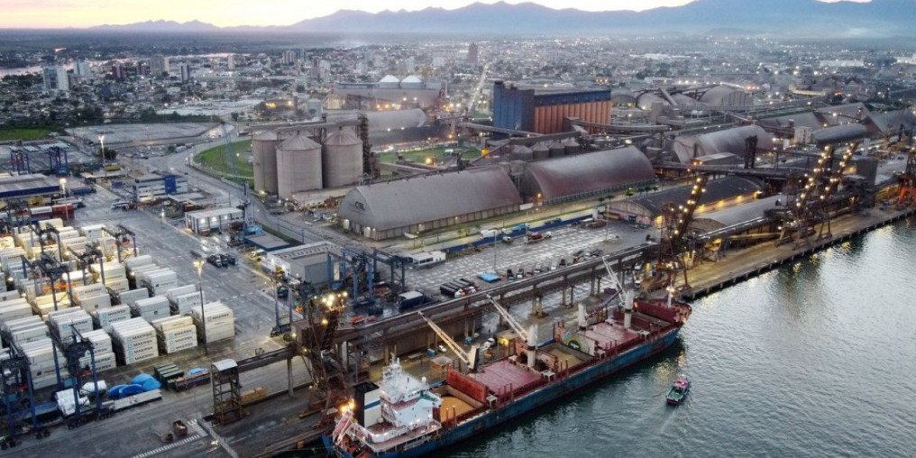 Oito estrangeiros são detidos em navio no Porto de Paranaguá