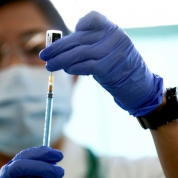 Ao vivo: Saúde atualiza aquisição de vacinas e situação das UTIs
