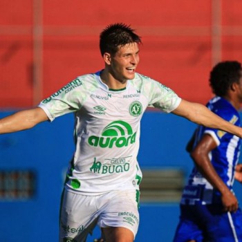 Chapecoense vence Avaí e assume liderança do Catarinense