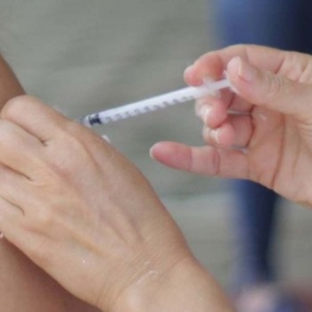 Vacinação é suspensa hoje e cidade aguarda novo lote