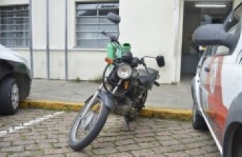 Menores são detidos em furto de moto:
