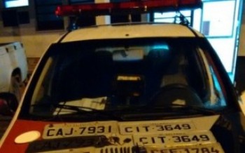 Polícia apreende placas de automóveis: