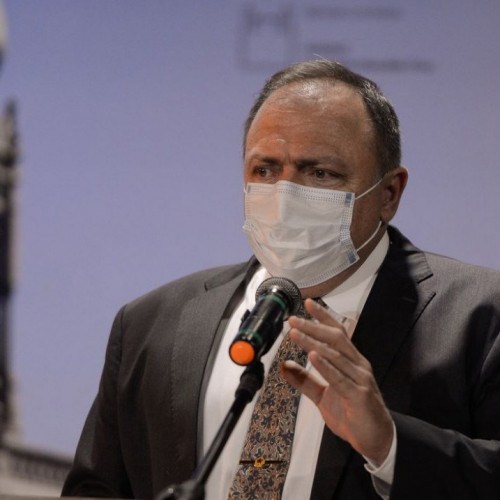 Ministro da Saúde pede a consórcio de vacina atenção ao Brasil