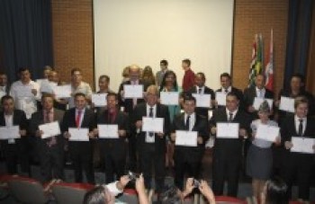 Parlamentares são diplomados