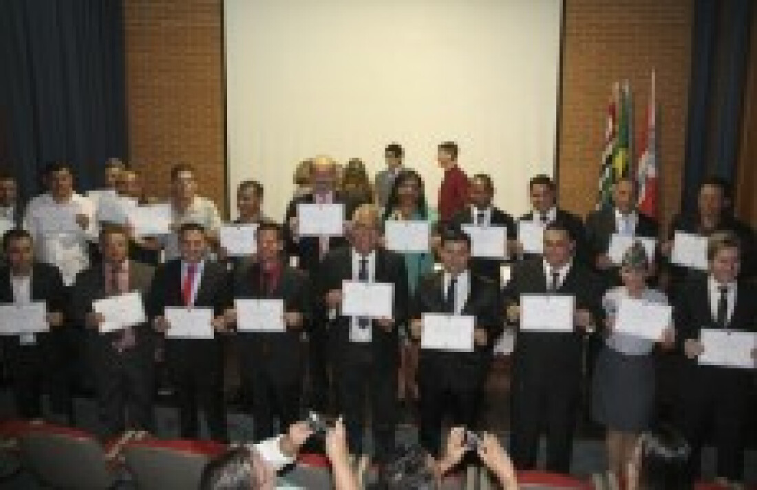 Parlamentares são diplomados