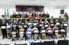 Entrega de homenagem aos 'Profissionais do Ano' lota nova sede da Câmara de Suzano