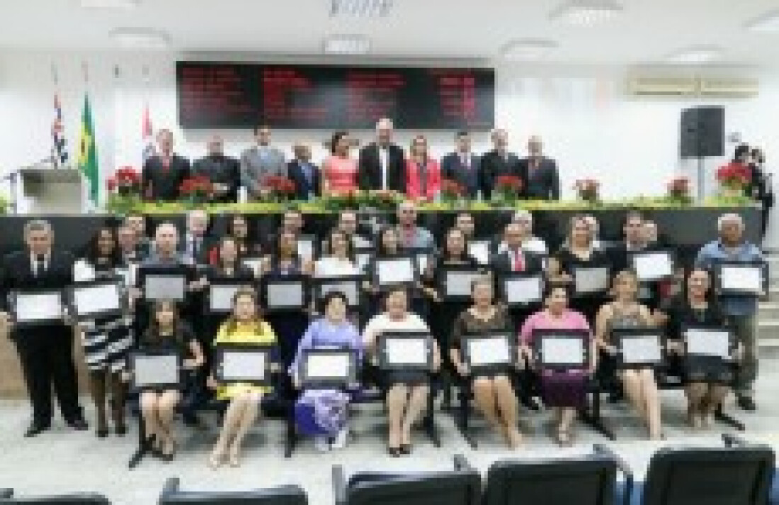 Entrega de homenagem aos 'Profissionais do Ano' lota nova sede da Câmara de Suzano