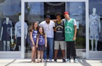 Larry Taylor tem dia especial com as crianças