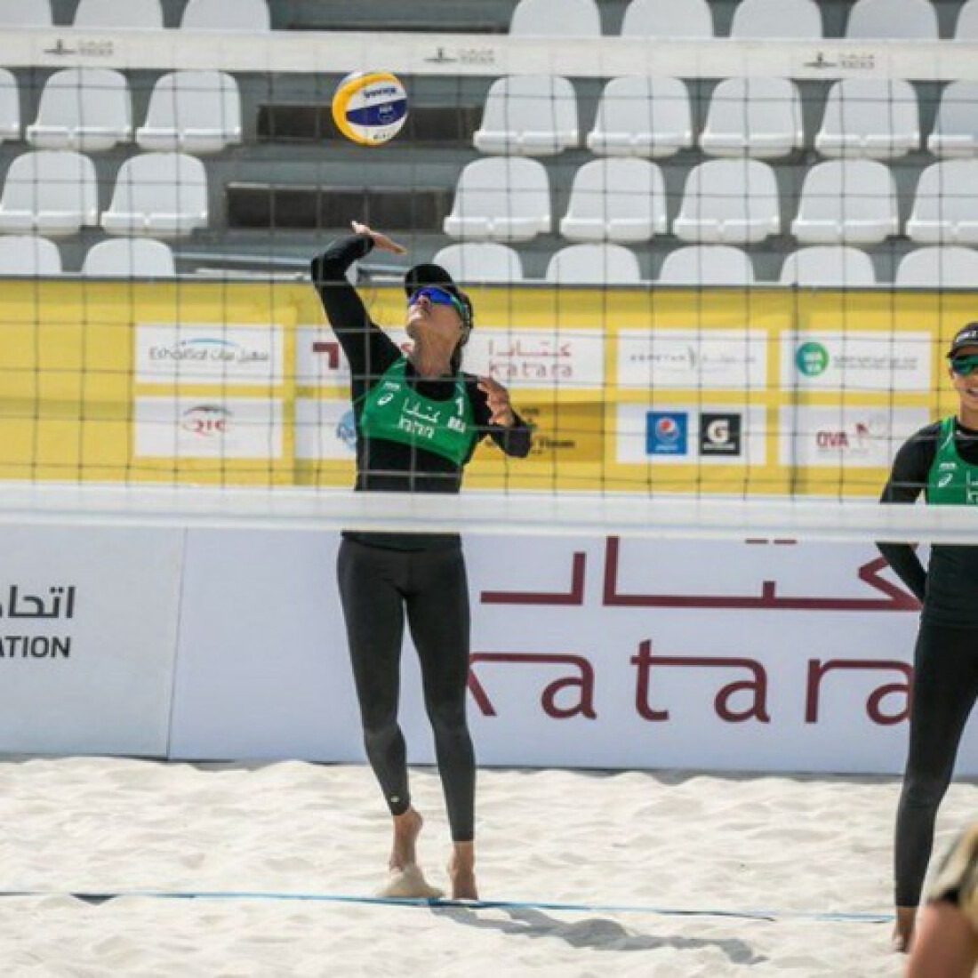 Vôlei de praia: Tainá e Victoria estão na chave principal em Doha