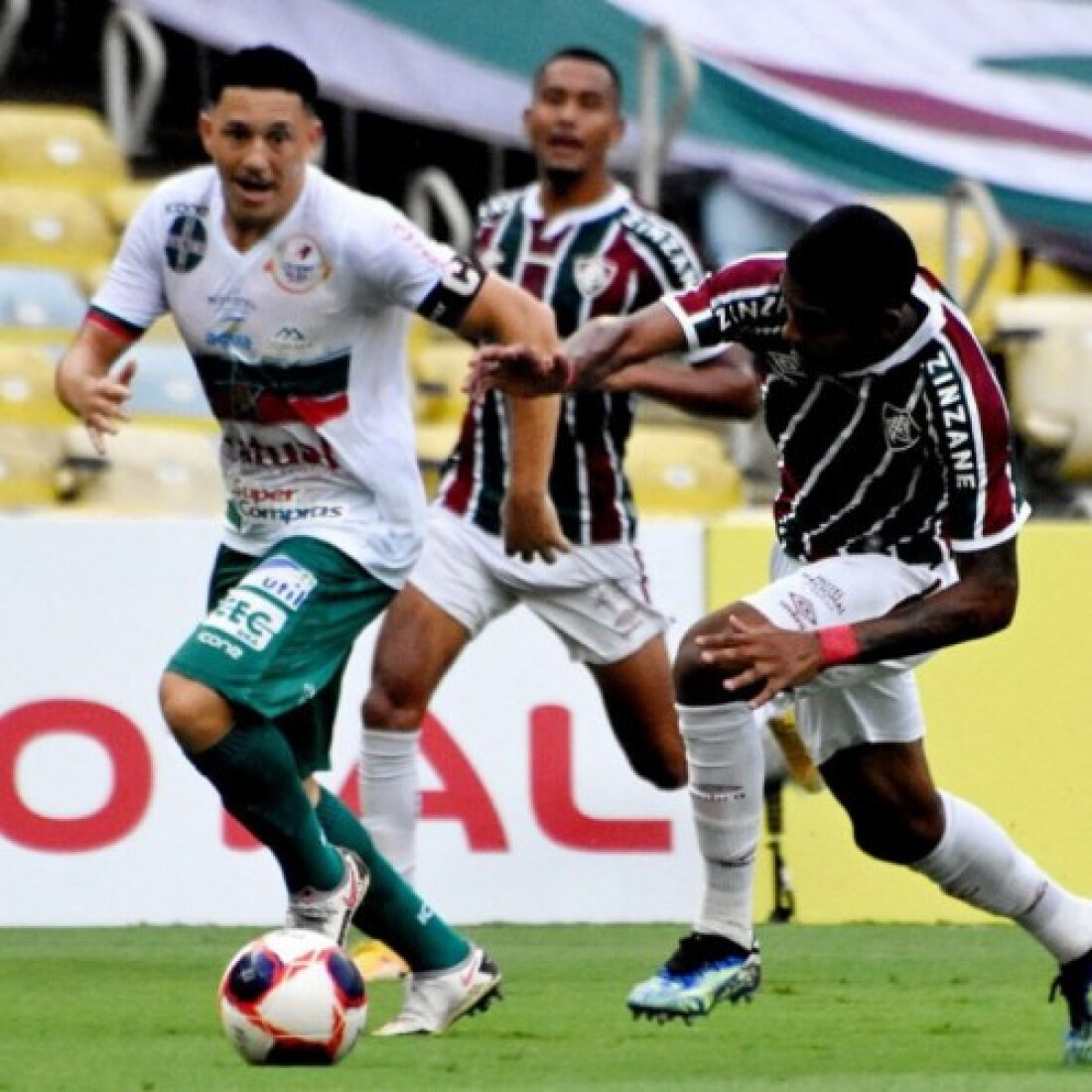 Portuguesa apronta contra outro grande e bate Fluminense no Carioca
