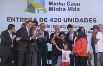 Famílias comemoram conquista