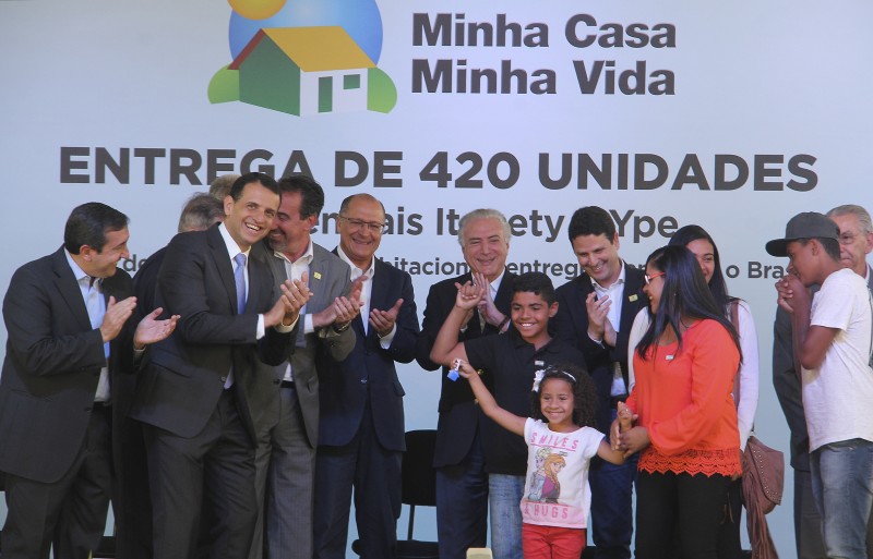 Famílias comemoram conquista