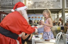Papai Noel faz a festa em Feira Noturna do centro