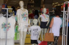 Lojistas investem em roupas brancas e sapatos metalizados