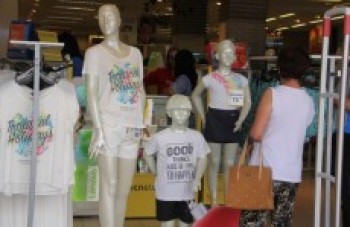 Lojistas investem em roupas brancas e sapatos metalizados