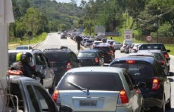 Tráfego já é intenso na Mogi-Bertioga