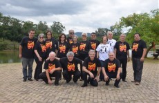 TEM vende CDs do grupo para ajudar na produção de peças