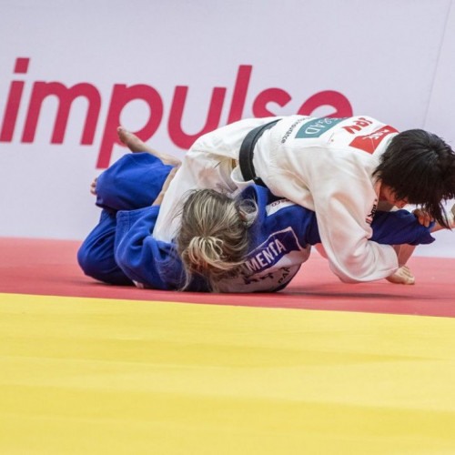 Brasileira fica perto do pódio na abertura do Grand Slam de Tashkent