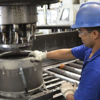 Indústria brasileira cresce 0,4% de dezembro para janeiro