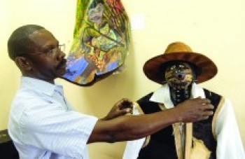 Exposição "Espiando no Tempo" em cartaz em Poá