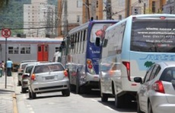 Motoristas ainda utilizam a cancela para deixar o centro