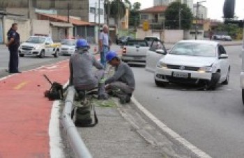 Poste cai e atinge carro em avenida: