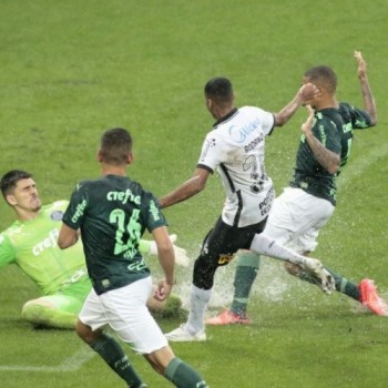 Desfalcados e molhados, Corinthians e Palmeiras não saem do empate