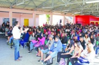 Bertaiolli se encontra com jovens de escola estadual