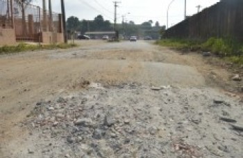 Falta de manutenção em via faz morador tapar os buracos
