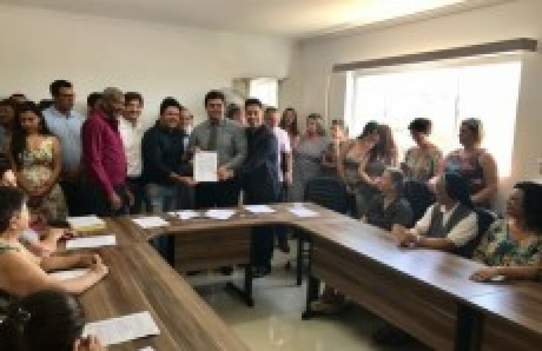 Deputados participam de cerimônia em Biritiba
